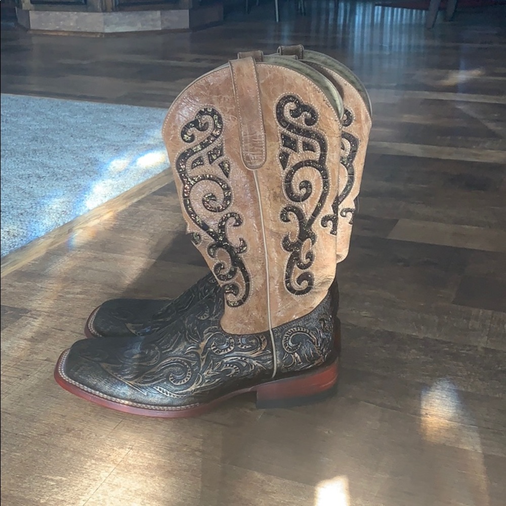 Women’s FERRINI embossed square toe boot